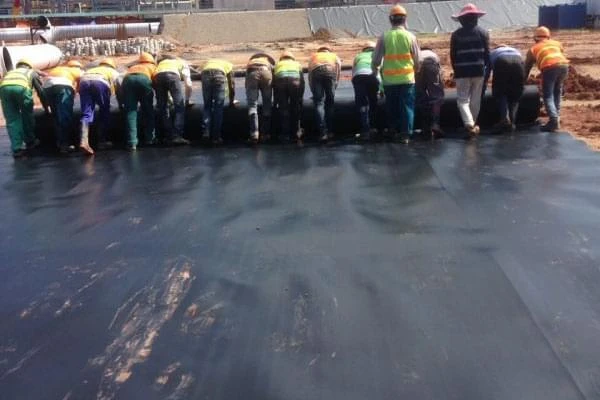 Thi công màng chống thấm HDPE cho các hạng mục đê đập, kênh mương
