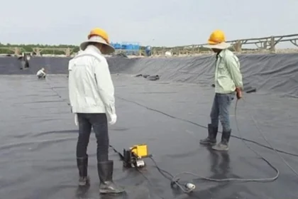 Trải màng HDPE trên bề mặt phẳng theo hướng bất kỳ