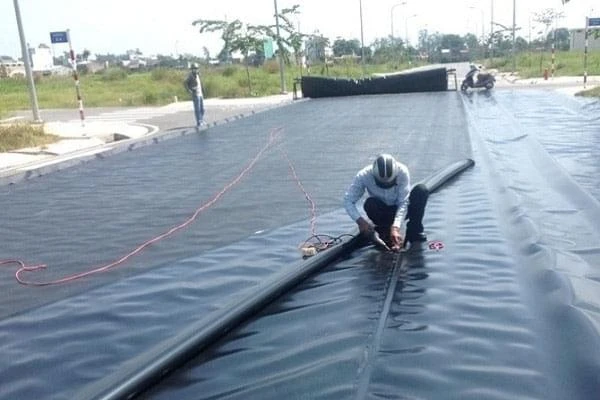 Trải màng HDPE đến đâu cần phải chặn bao tải cát đến đó