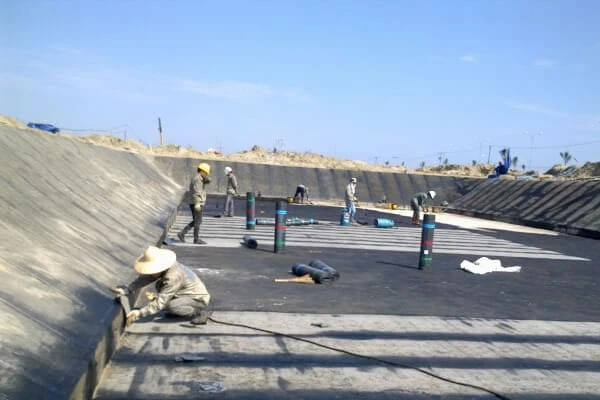 Mặt bằng trước khi trải màng HDPE chống thấm cần phải đạt các yêu cầu kỹ thuật cần thiết