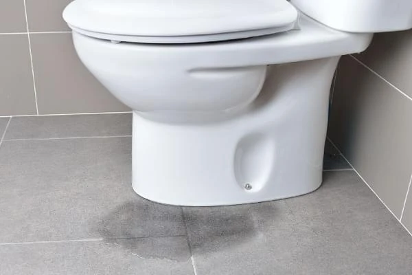 Có nhiều nguyên nhân gây thấm nhà vệ sinh như hệ thống ống nước bị rò rỉ, mặt sàn xử lý không đúng cách,...