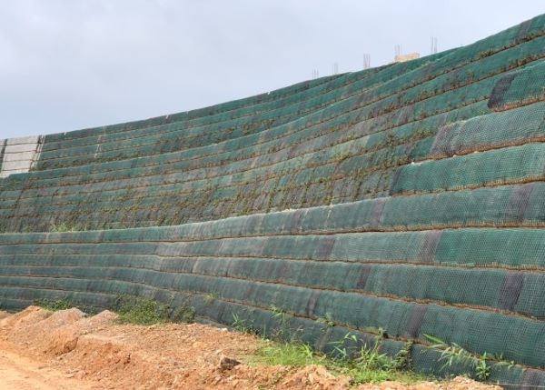 Ưu điểm của lưới địa kỹ thuật trong thi công tường chắn có cốt