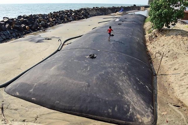 Kè mềm giúp bờ biển chống sạt lở hiệu quả