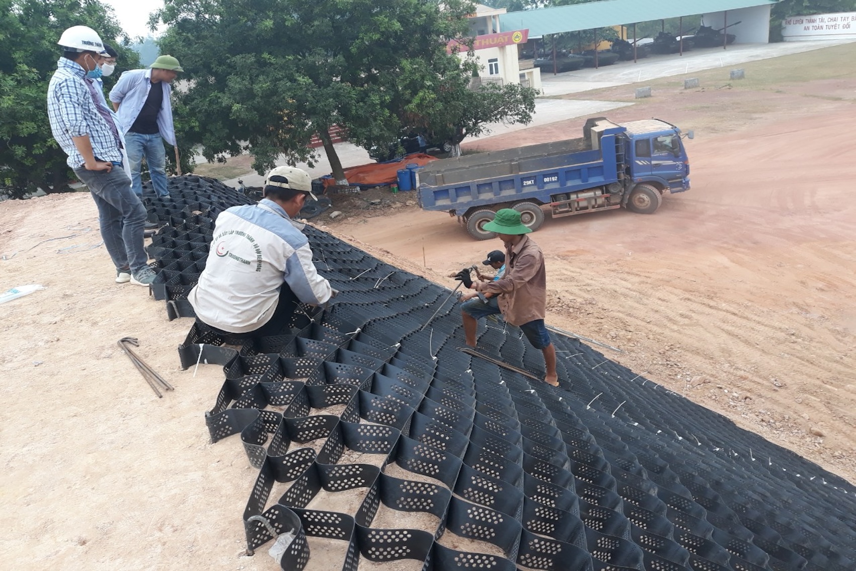 Ô địa kỹ thuật Geocell gia cố mái taluy